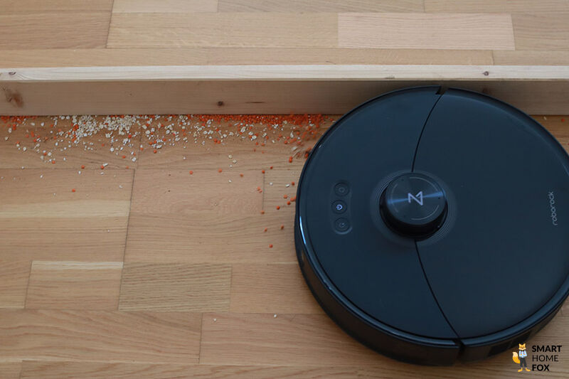 Der Roborock S8 MaxV Ultra saugt entlang der Leisten.